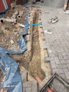 Pipework surrounded with 10mm gravel ready to back-fill and compact the trench.