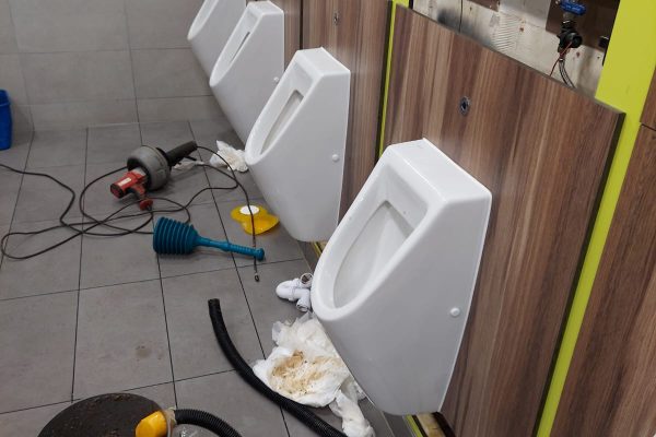 commercial-urinals-photo
